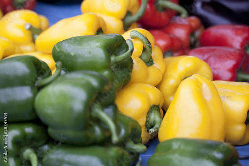 poivrons verts jaunes rouges au marché photo