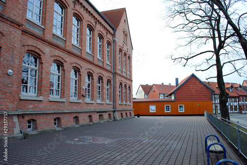 Grundschule und Pausenhof