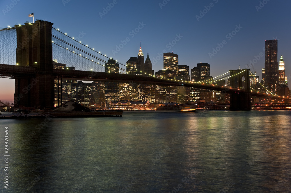 Naklejka premium Brooklyn Bridge and Manhattan skyline at dusk (New York City)