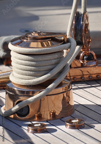 voilier de luxe winch et cordes détail