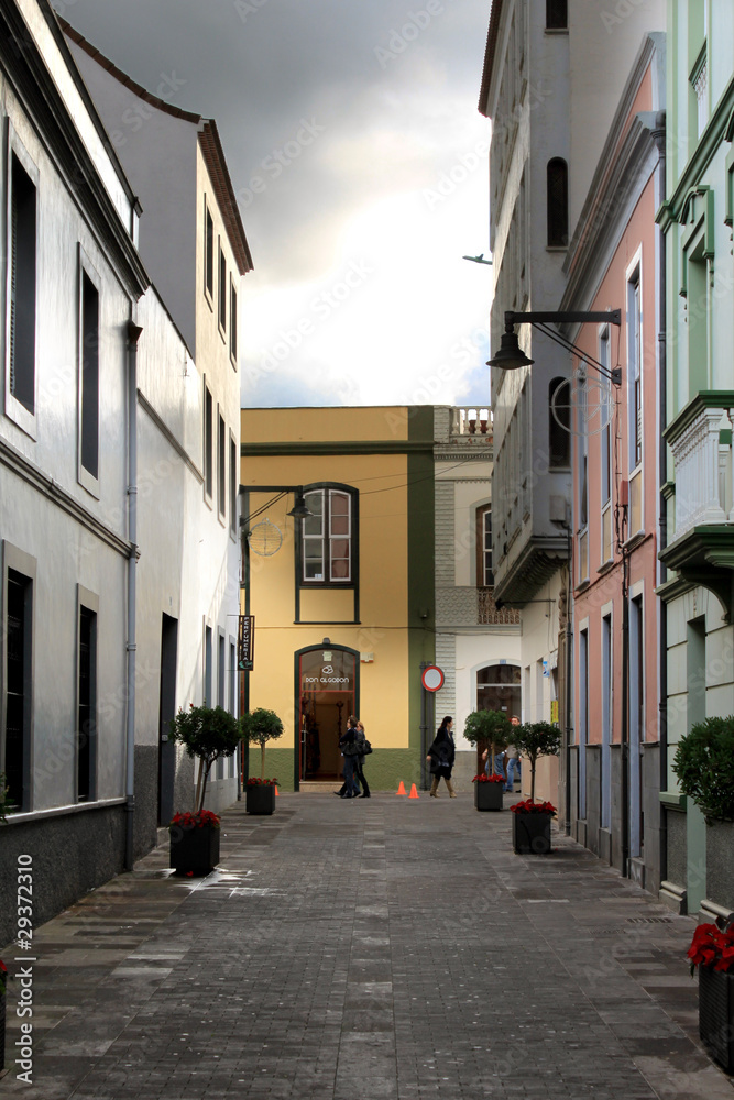 Fototapeta premium colonial street before thunderstorm