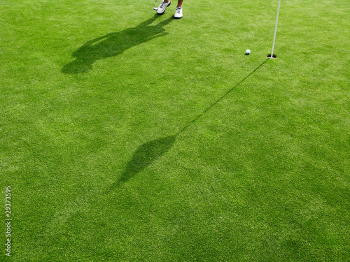 Golf beim Einlochen