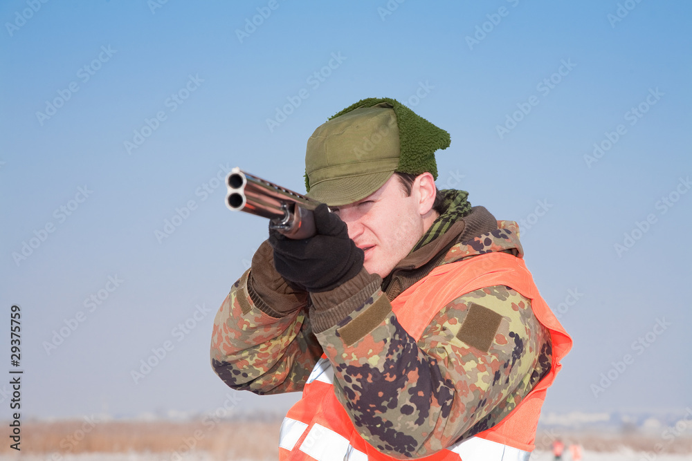 Obraz premium Hunter aiming at the hunt during a hunting party