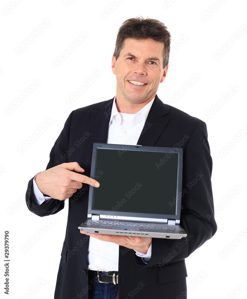 Geschäftsmann zeigt auf den Bildschirm eines Computers.