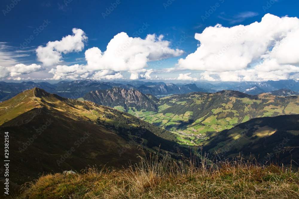 Obraz premium Talblick und Blick zum Wiedersberger Horn, Kitzbüheler Alpen