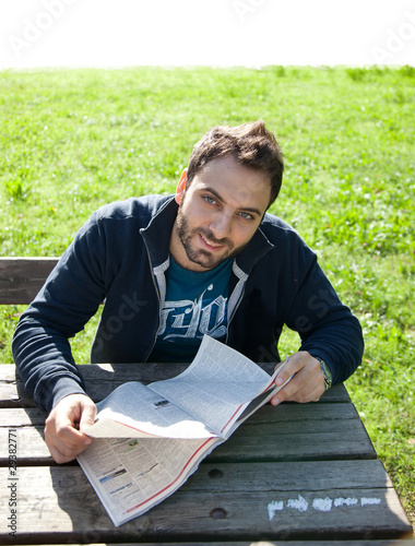 Ragazzo sorridente al parco