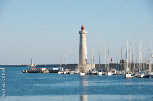 le phare du mole Saint-Louis à Sète et le port de plaisance, dans l'Herault en Occitanie, France
