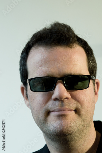 Portait d'un homme trentenaire avec lunettes de soleil