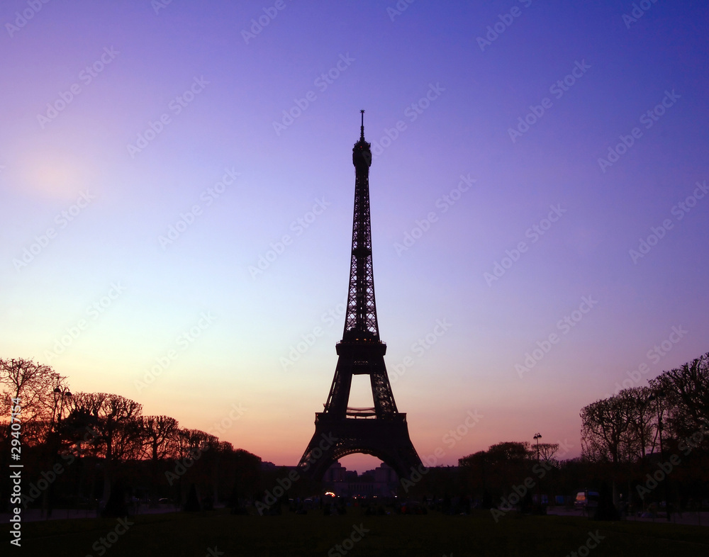 Naklejka premium Silhouette of Eiffel Tower in the evening. The Eiffel tower is t