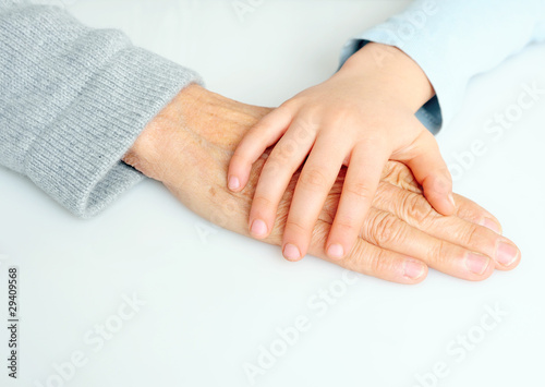 Enkel hält Omas Hand