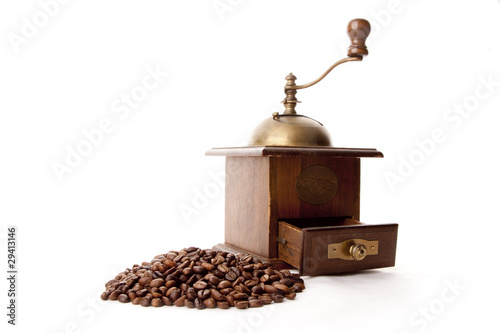 Kaffemühle und viele Kaffeebohnen