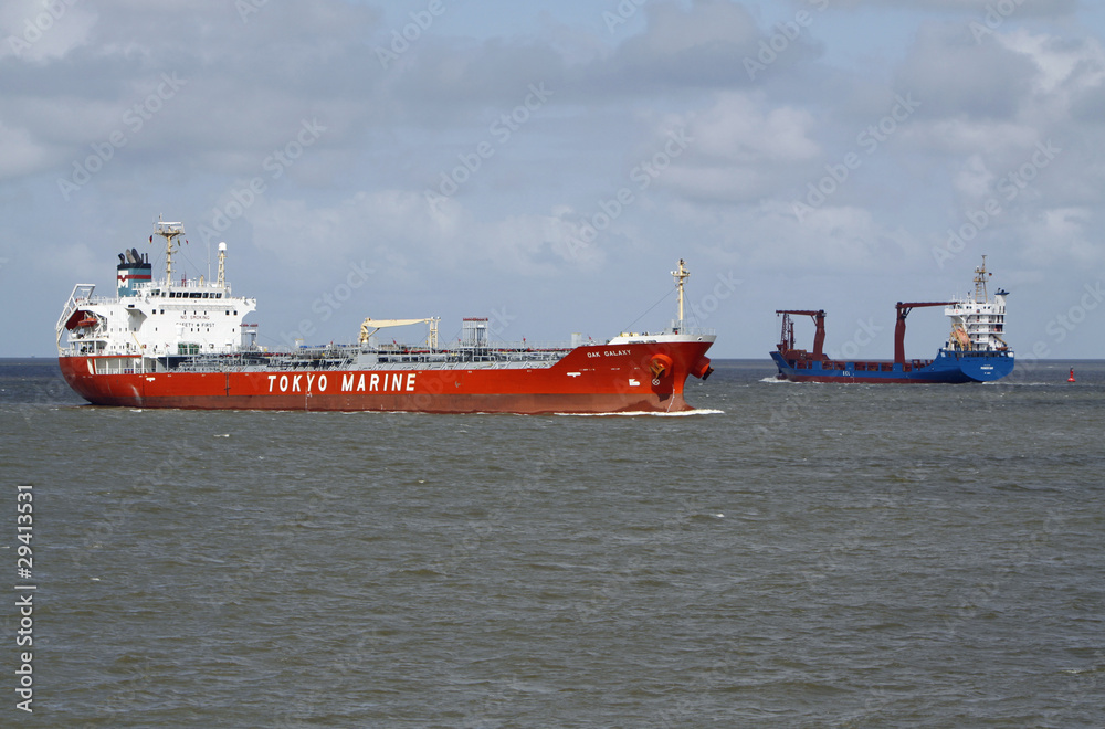 Tanker auf der Nordsee vor Cuxhaven
