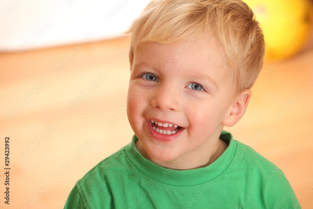 Portrait eines kleinen lachenden Jungens Portrait eines kleinen lachenden Jungens