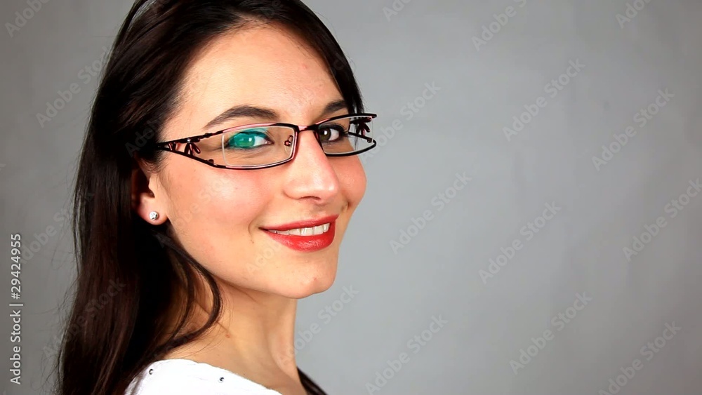 femme aux lunettes