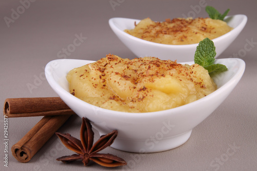 Fototapeta Naklejka Na Ścianę i Meble -  compote de pomme et cannelle