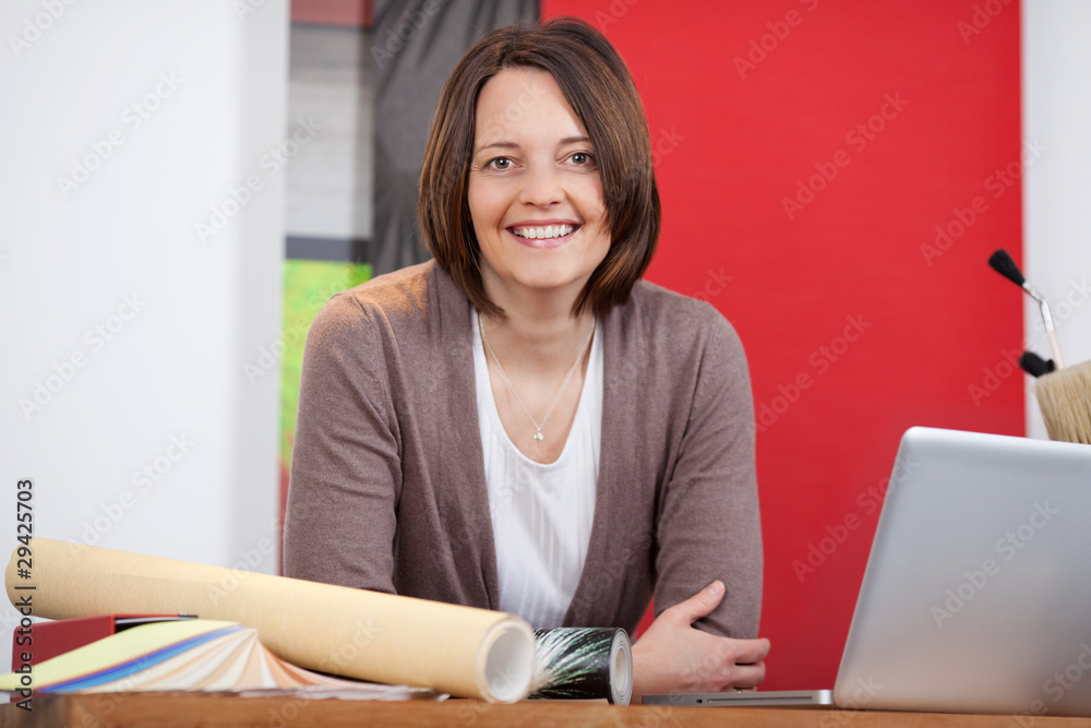 raumaustatterin mit tapeten und laptop raumaustatterin mit tapeten und laptop