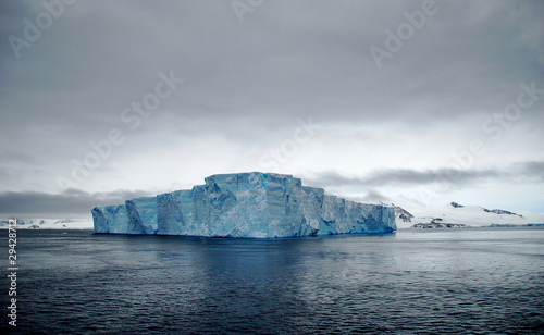 Fotografi tabular iceberg in ocean