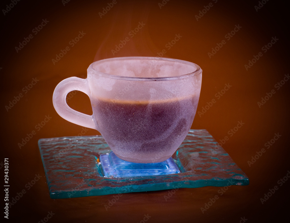 tasse de café chaud sur fond marron Stock Photo | Adobe Stock