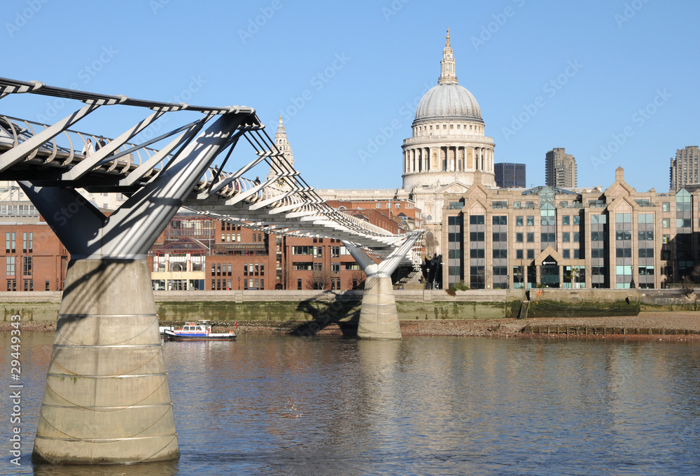 Fototapeta premium Millennium Bridge in London