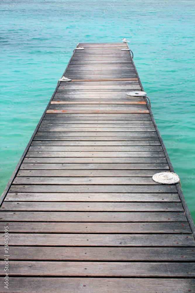 ponton dans un lagon aux Maldives ponton dans un lagon aux Maldives