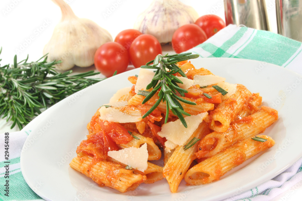Penne mit Tomatensoße und Parmesan Penne mit Tomatensoße und Parmesan