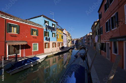 Burano, case tipicamente colorate riflettono sul canale © Giacomo Ciangottini