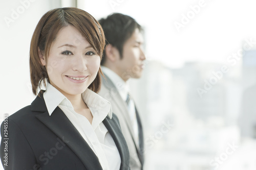 ビジネスウーマンとビジネスマン © japolia