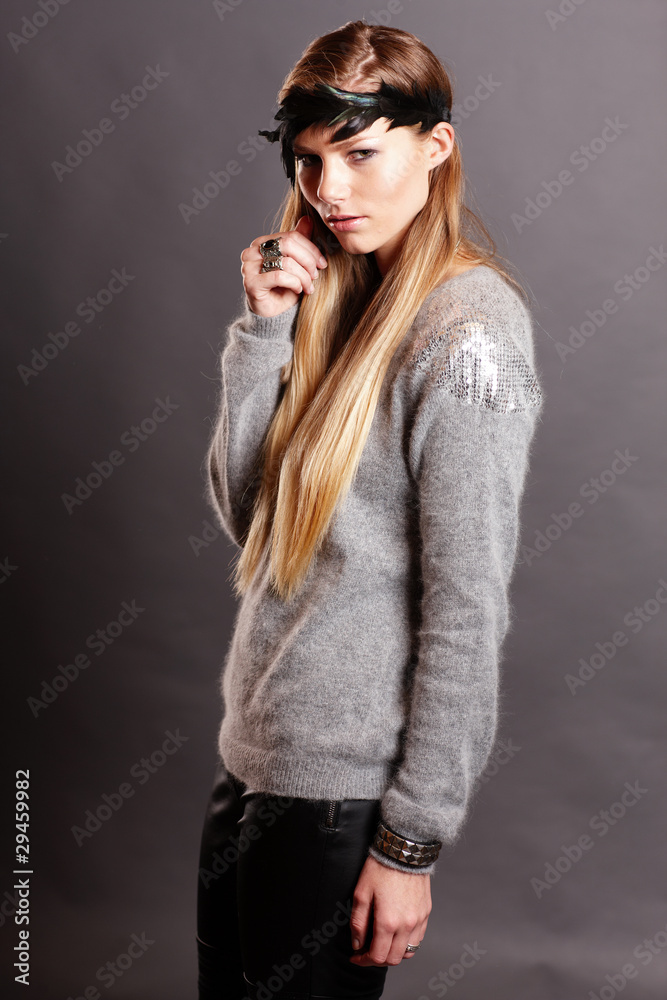 Fototapeta premium Frau posiert im Studio für Fashionbild