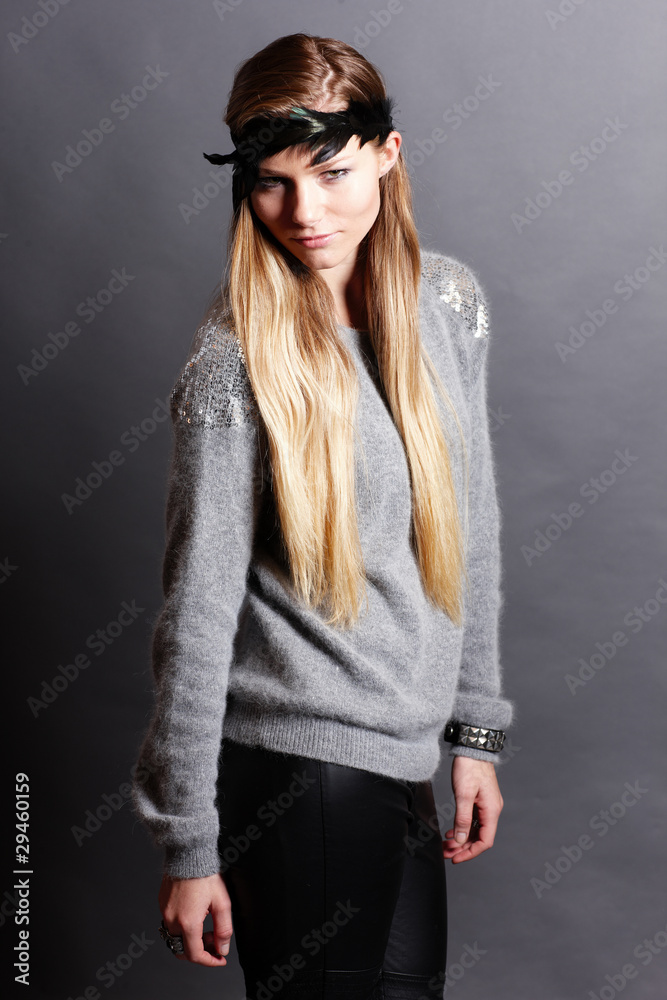 Frau posiert im Studio für Fashionbild Frau posiert im Studio für Fashionbild