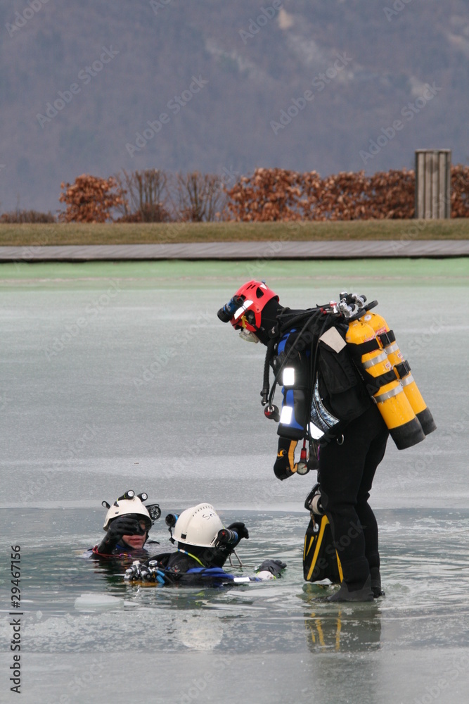Fototapeta premium POMPIERS PLONGEURS LAC GELE