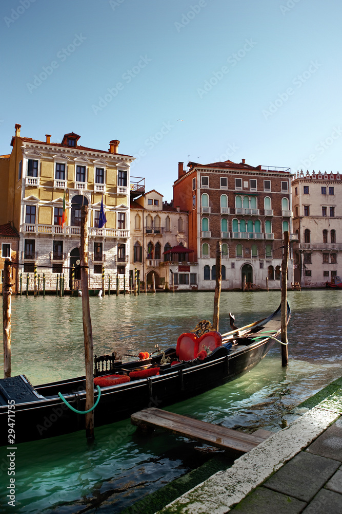 Venedig, Canal de Grande, Ufer mit  Blick auf Häuser und Gondel 