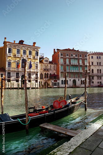 Venedig, Canal de Grande, Ufer mit  Blick auf Häuser und Gondel  © Bildautomat