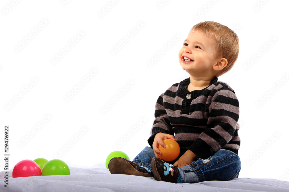 Petit garçon qui joue à la balle