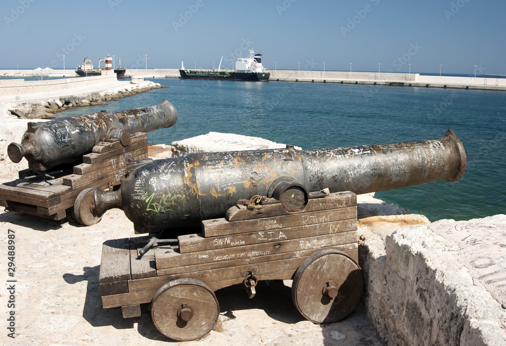 Cannoni al porto di Monopoli
