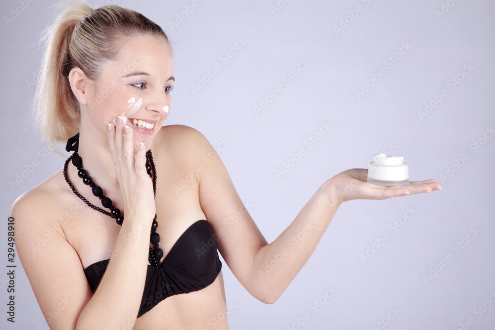 Model Gesicht mit gesichtspflegecreme Porträt Model Gesicht mit gesichtspflegecreme Porträt