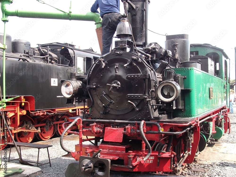 Fototapeta premium historische Lok IV k beim Wasserfassen, daneben BR99