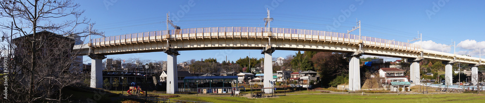 Pont de chemin de fer traversant Narita au Japon