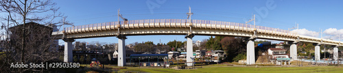 Pont de chemin de fer traversant Narita au Japon