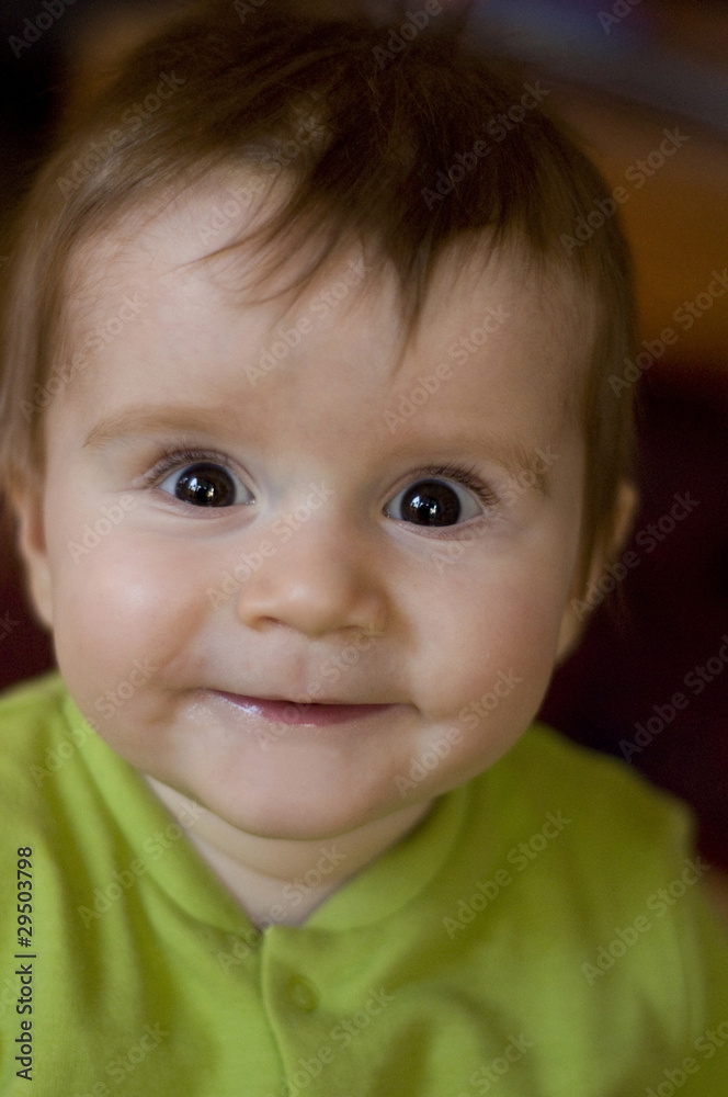 Portrait d'un bébé en Eveil