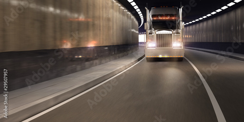 Truck im Tunnel
