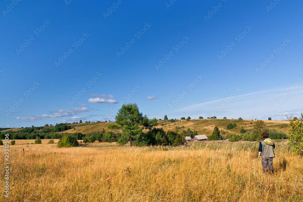 Obraz premium traveler walking through fields