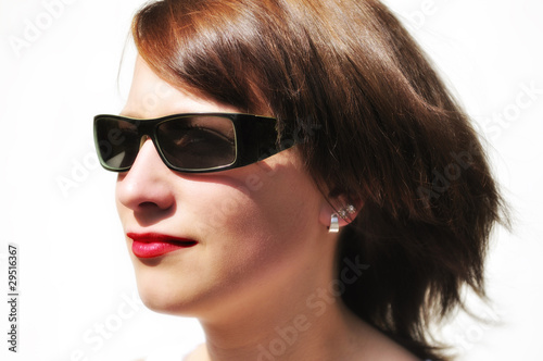 junge Frau mit Sonnenbrille