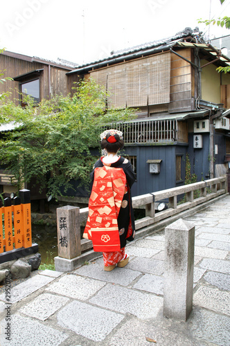舞妓　京都　祇園　巽橋　後ろ姿