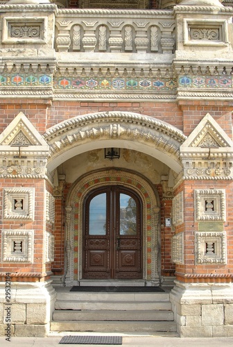 Дверь и фрагмент фасада старого здания.