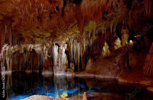 grotta con lago