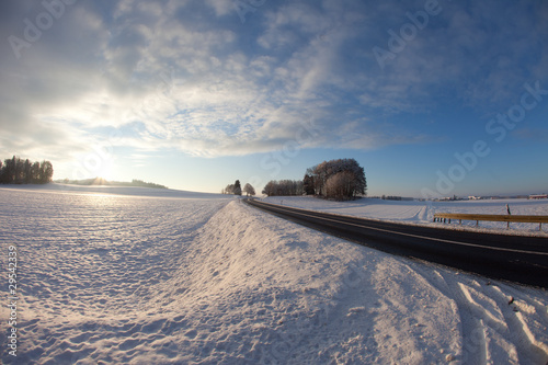 Strasse mit blauem Himmel und Schnee © Thomas Melcher