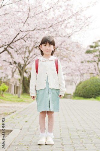 小学生と桜 © japolia