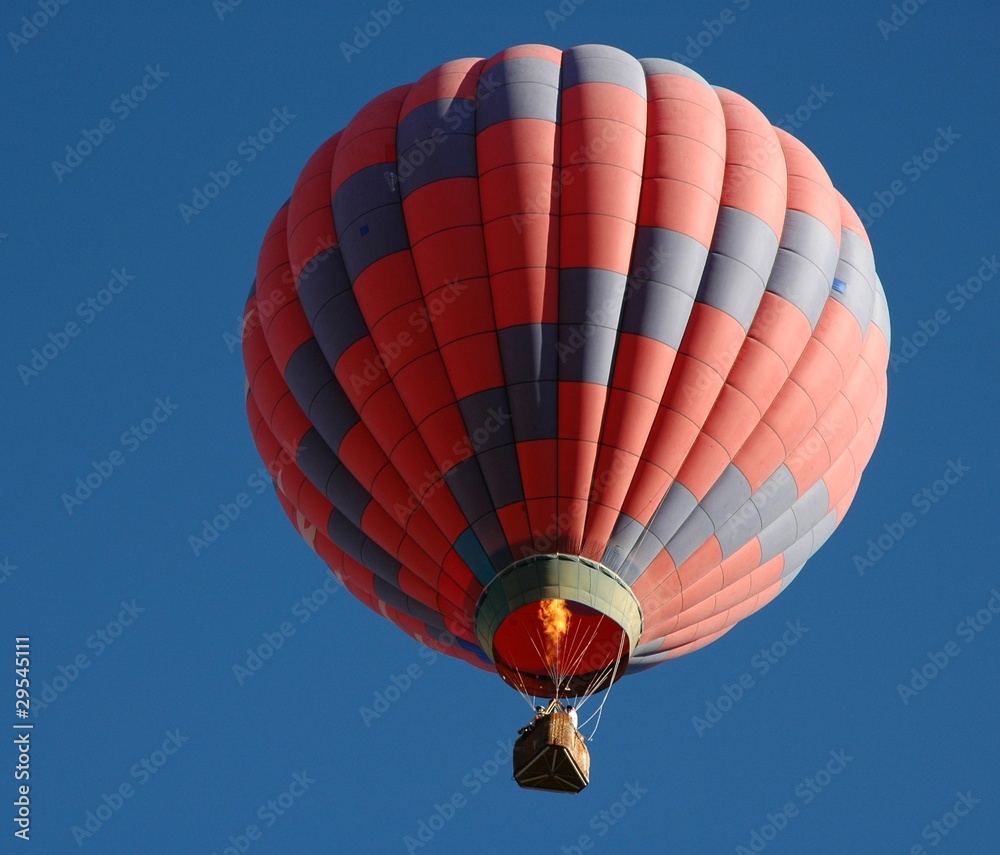 Naklejka premium Hot air balloon firing for more altitude