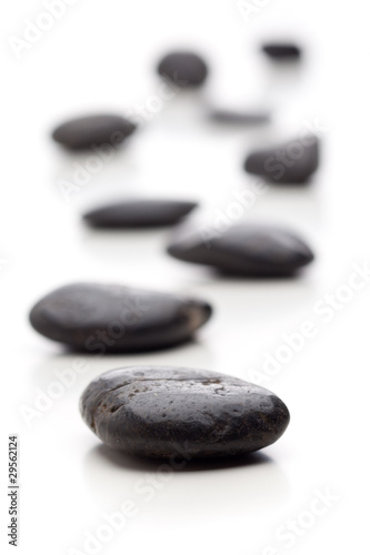 Ein ungerader Weg aus schwarzen Steinen