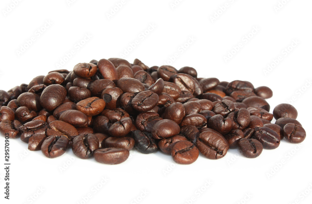 Obraz premium Chicchi di caffè tostato su bianco